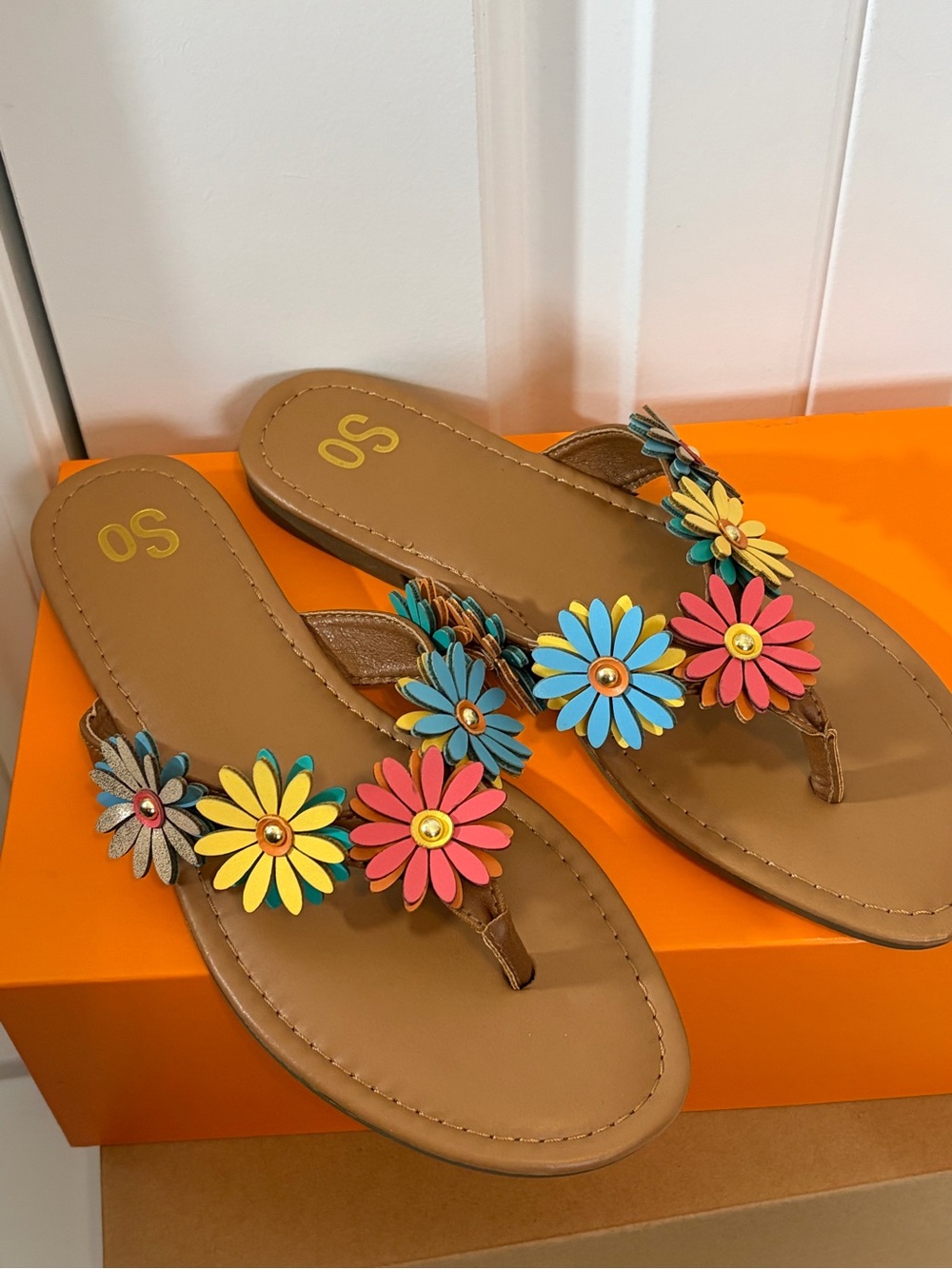 So Size 8 women’s sandals flower details multicolor worn 1x flip flops